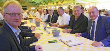 Anstelle immer mehr Reglementierungen erwarten die Bauern von der Politik klare Entscheidungen, die der Landwirtschaft und der jungen Generation Entfaltungsm�glichkeiten bieten. Vorne v. l. Kreisvorsitzender Hubert Kucher, Bopfingens B�rgermeister Dr. Gunter B�hler und Pr�sident Joachim Rukwied.