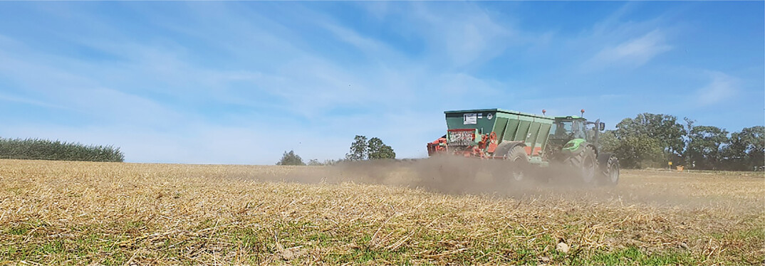 Anlieferung von Kalk-Holzasche-Gemisch mit dem Kipper-LKW am Feldrand.