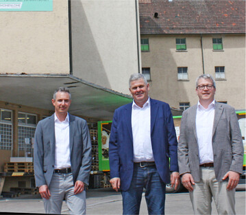 Vor dem alten Lagerhaus in Schw�bisch Hall (v. l.): der neu gew�hlte Vorstand Hannes Zipfel mit dem Vorstandsvorsitzenden Ulrich K�hnle und Gesch�ftsf�hrer Sven Schneider.