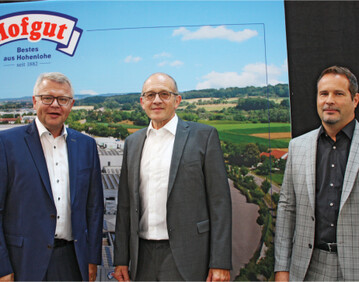 In seinem Amt als Vorstandsvorsitzender wurde Manfred Olbrich (Mitte) bei der Wiederwahl einstimmig best�tigt. Dazu gratulierten ihm der gesch�ftsf�hrende Vorstand der Hohenloher Molkerei Martin Boschet (l.) und Aufsichtsratsvorsitzender Ralf Klenk.