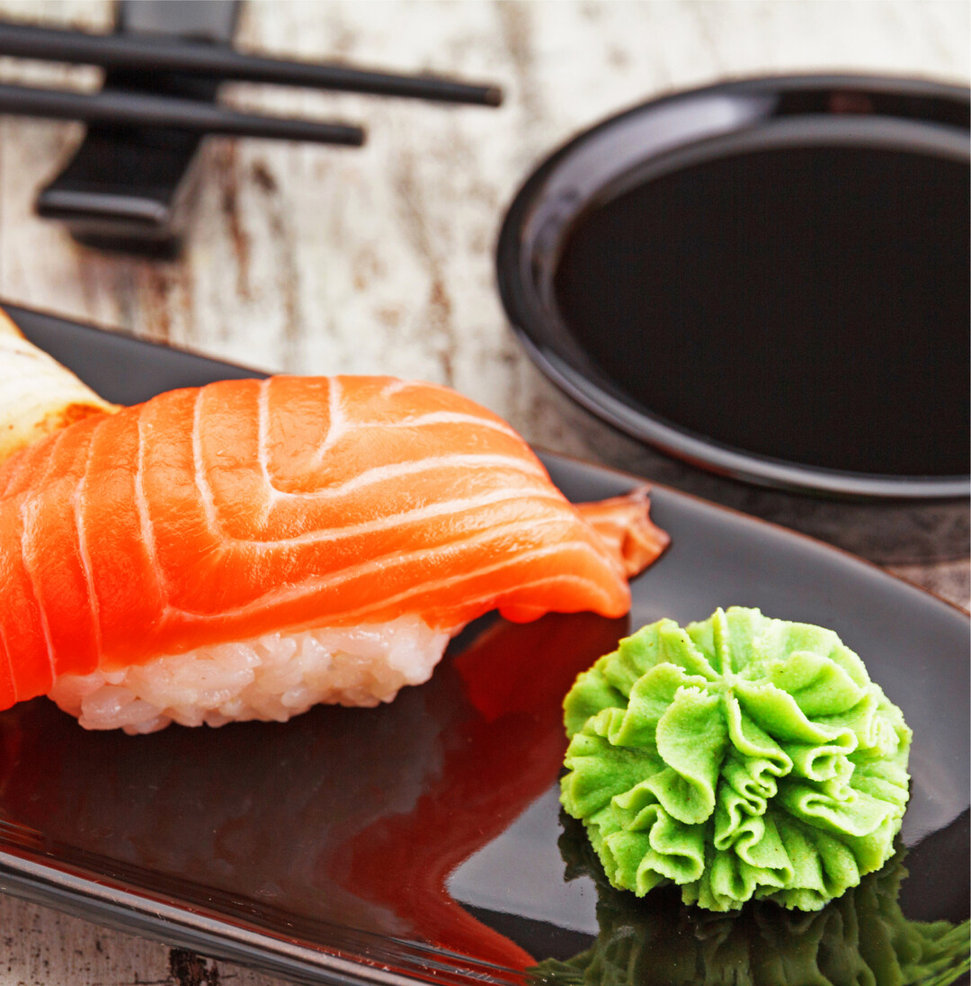 Kaum Wasabi in Wasabi  Senf und Meerrettich sorgen f�r Sch�rfe Zu Sushi wird traditionell Sojaso�e und Wasabi gereicht. Allerdings kennt hierzulande kaum jemand den Geschmack von echtem Wasabi. Die giftgr�ne W�rzso�e aus dem Restaurant oder Asialaden ist meist ein g�nstiges Ersatzprodukt. Echter Wasabi (Hon Wasabi") ist in Japan beheimatet. F�r die traditionelle Herstellung der Paste wird vor allem die scharfe Wurzel der Pflanze verwendet. In Europa zahlt man f�r echten Wasabi in der Regel 100 bis 300 Euro pro Kilogramm, weshalb er zu den teuersten Gem�searten der Welt z�hlt. Aus diesem Grund hat die Lebensmittelindustrie ein preisg�nstiges Imitat entwickelt. Die W�rzso�e besteht meist aus einem Meerrettich-Senf-Gemisch mit verschiedenen gr�nen Farbstoffen. Es werden minimale Mengen echter Wasabi hinzugef�gt, damit die Hersteller den Begriff Wasabi" verwenden d�rfen. In der Regel liegt der Anteil bei h�chstens drei Prozent. Die Fake-Paste wird schon seit vielen Jahrzehnten weltweit verwendet  selbst in Japan. Dort hat sie sogar einen eigenen Namen Seiyo Wasabi", was westliches Wasabi" bedeutet. Echte Wasabi-Paste ist st�ckig, da er gerieben und nicht so cremig wird wie eine Paste aus wei�em Meerrettich. Zudem hat japanischer Meerrettich ein leicht s��es bis fruchtiges Aroma und eine geringere S�ure und Sch�rfe. Die Farbe l�sst sich als ein zartes Mintgr�n beschreiben, w�hrend die Fake-Paste knallig gr�n eingef�rbt ist. Wer eine Alternative sucht, kann Wasabi-Pulver verwenden. Es wird kurz vor dem Verzehr in Wasser anger�hrt. Allerdings kann man dem Essen auch mit frisch geriebener Meerrettichwurzel aus der Region eine feine Sch�rfe verleihen. www.bzfe.de, Heike Kreutz