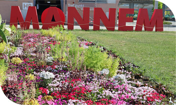 Bl�tenband vor dem Eingang zur U-Halle, dem Herz der Bundesgartenschau.