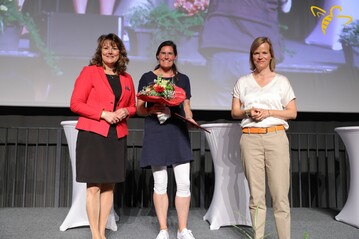 Die Unternehmerin des Jahres, Caroline Dietz (Mitte), mit dlv-Vizepräsidentin Juliane Vees und dlv-Geschäftsführerin Daniela Ruhe.