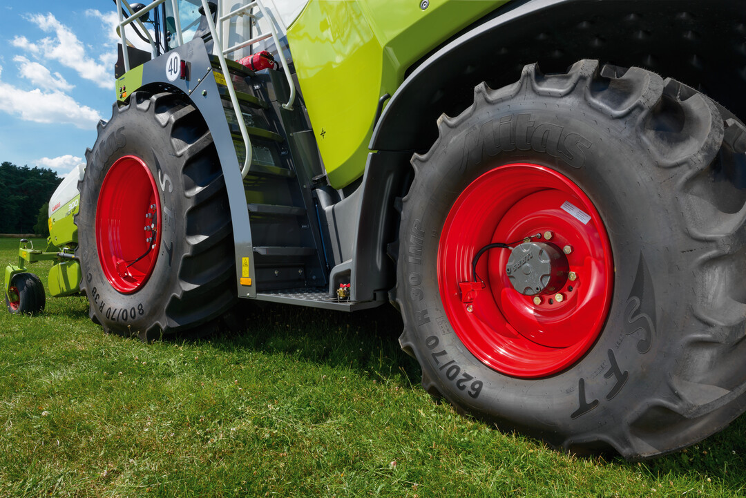  Auch die Nachr�stung der Jaguar 900 Feldh�ckslerbaureihe mit integrierter Reifendruckregelung �ber innenverlegte Leitungen ist m�glich.