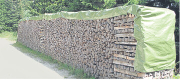 Scheitholz sollte luftig und vor Regen geschützt gelagert werden.