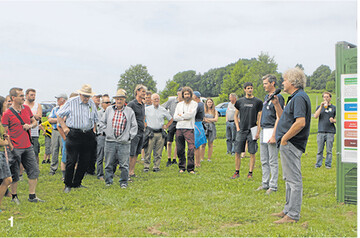 An verschiedenen Stationen f�hrten Dr. Ulrich Mayr (2. v. r.) und Sascha Buchleither (3. v. r.) durch den Betrieb.