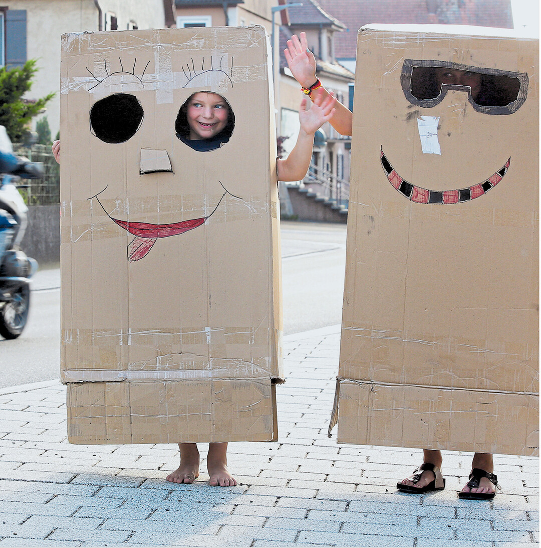In Langenenslingen, Kreis Biberach, stehen Nico und Lia in selbstgebastelten Kartons als M�nnchen verkleidet an der L277 und winken den vorbei kommenden Fahrzeugen.