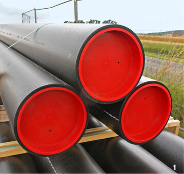 Noch auf dem Lagerplatz: Mit solchen Schutzrohren wird das Erdkabel ummantelt. Im Feldversuch umhüllen sie die beheizbaren Stahlrohre.