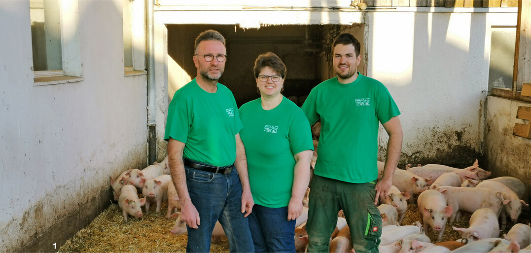 Familie Brenner mit Alois, Ingrid und Sohn Andreas stellte ihren Betrieb auf biologische Schweinehaltung um.