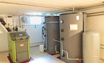 Scheitholz- Unterbrandkessel der Marke HDG mit Pufferspeichern.