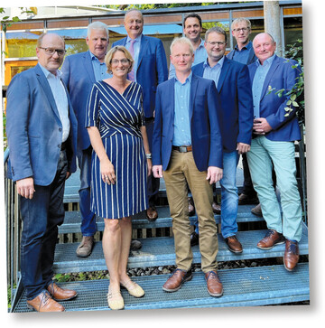 Der neue Gesch�ftsf�hrende Vorstand (v. l.): Hans-Benno Wichert, Karl Endri�, Roswitha Geyer-F��ler, Joachim Rukwied, Hubert Kucher, Stefan Kerner, J�rgen Maurer, Marco Eberle, Ernst Buck.