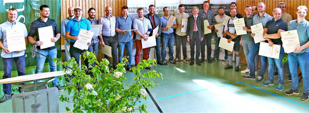 21 Forstwirtschaftsmeister erhielten am Forstlichen Bildungszentrum K�nigsbronn ihre Meisterbriefe.