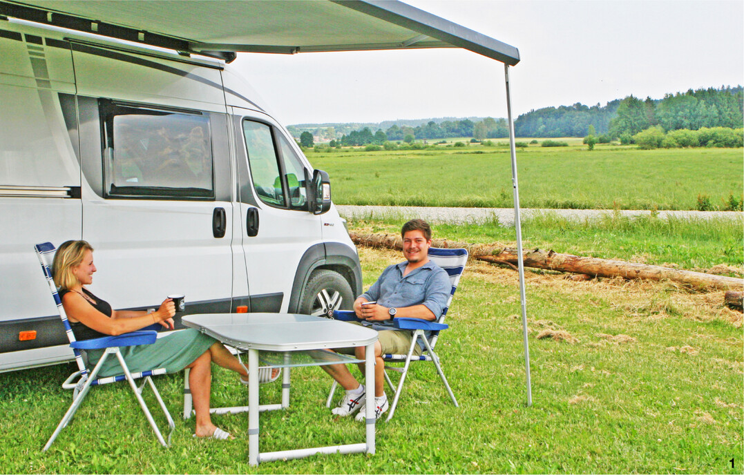 Camping bei Familie Neher: Tochter Patricia hat mit ihrem Partner Max Fischer den Stellplatz mit dem weiten Blick ins Ostrachtal schon mal getestet.�