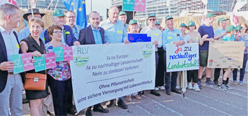 DBV-Pr�sident Joachim Rukwied (Mitte) vor dem EU-Parlament befindet sich mit seiner NRL-Ablehnung im Einklang mit EU-Abgeordneten und europ�ischen Berufskollegen. Foto: von Kobylinski