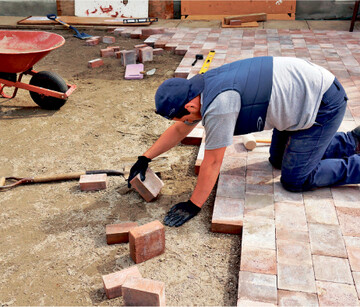 Die K�hlfunktionskleidung, wie hier die blaue Weste, wirkt f�r viele Stunden wie eine Klimaanlage zum Anziehen".