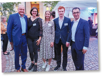 V.l.: Pr�sident des Deutschen Bauernverbandes Joachim Rukwied, Annika Wilhelm (1. Platz Hauswirtschaft), Laura Krezdorn (3. Platz Hauswirtschaft), Robert H�lz (1. Platz Forstwirtschaft) und Bundesminister f�r Ern�hrung und Landwirtschaft Cem �zdemir.�