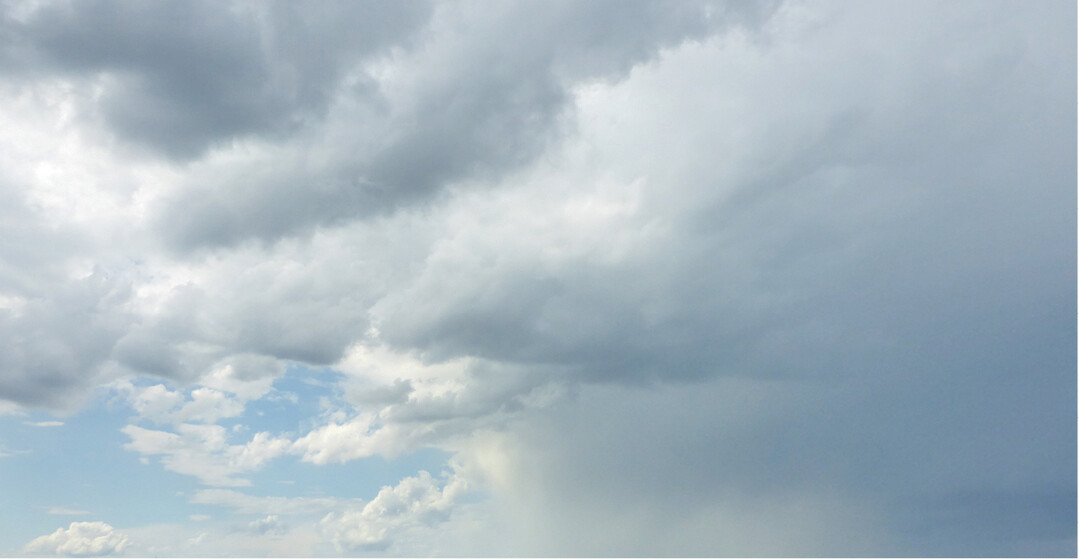 Am Horizont braut sich was zusammen. Gut erkennbar ist die Gewitterzelle an der Ambusform der Wolke, �hnlich eines Atompilzes.