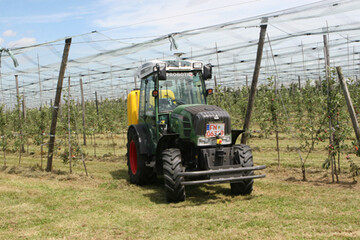 Ein autonom fahrender Schlepper dreht seine Runden in der Anlage.