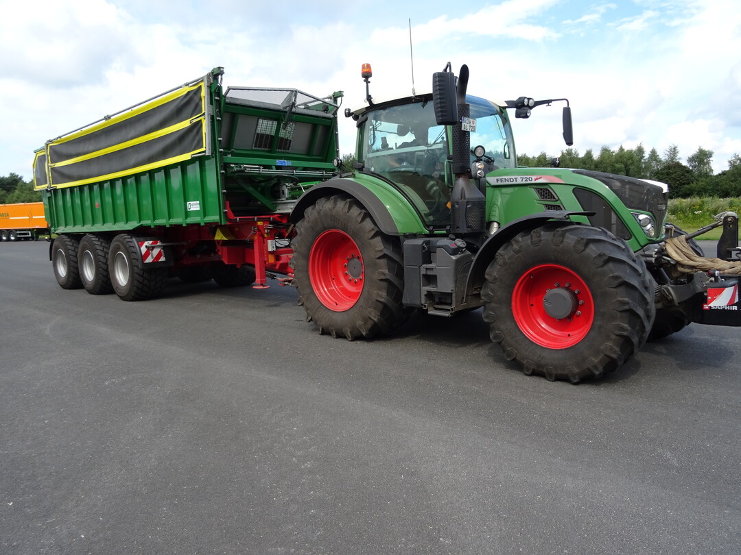 Der 50 km/h Schlepper mit Anh�nger ist f�r Landwirte mautfrei!