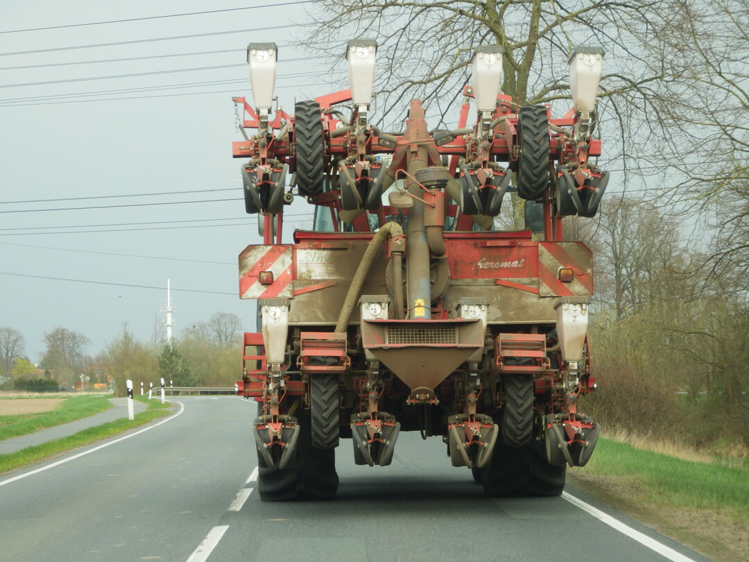 Keine Maut bei Fahrten mit Anbau- oder angeh�ngten Arbeitsger�ten.