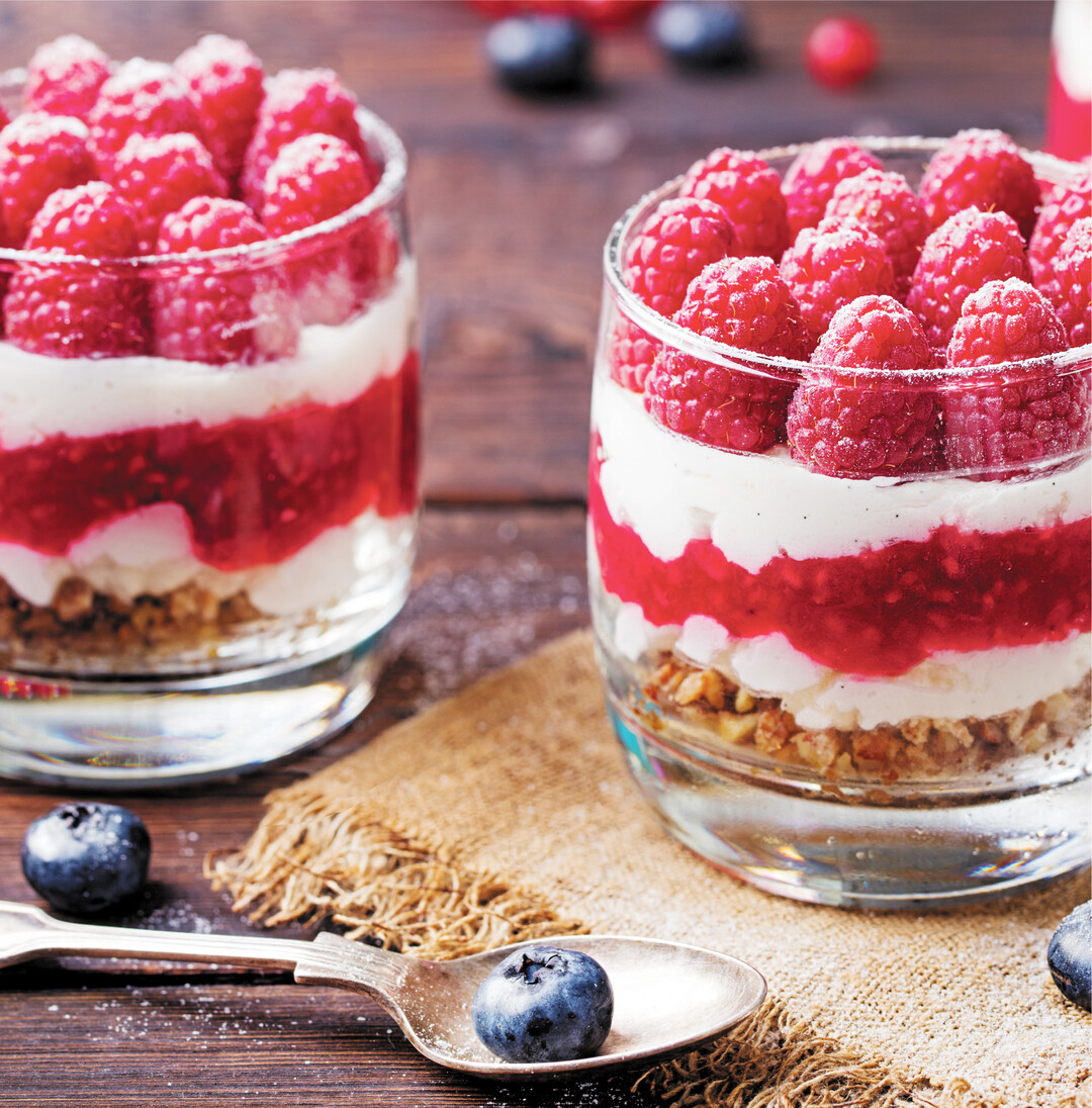 Jetzt gibt es Beeren in H�lle und F�lle. Daraus l�sst sich schnell eine leckere S��speise zubereiten. Einfach Knusperflocken oder Keksbr�sel in ein Glas geben, darauf Joghurt oder Quark schichten, Beeren, eventuell noch Beerenp�ree, darauf verteilen und genie�en.