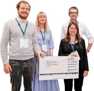 Das Start-up Organifarms aus Konstanz gewann den Start-up-Preis 2021. V.l.n.r: Dominik Feiden (Organifarms), Nikola Steinbock (Rentenbank), Hannah Brown (Organifarms), Dr. Christian Bock (Bereichsleiter F�rdergesch�ft, Rentenbank).