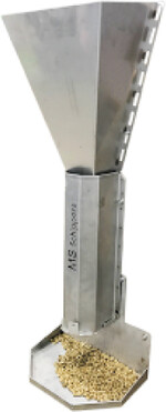 Der Futterspender beschäftigt die Schweine.