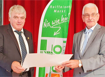 Verbandspr�fer Harald H�rner (rechts) zeichnet Berthold Walter mit der goldenen Ehrennadel des Genossenschaftsverbands aus.