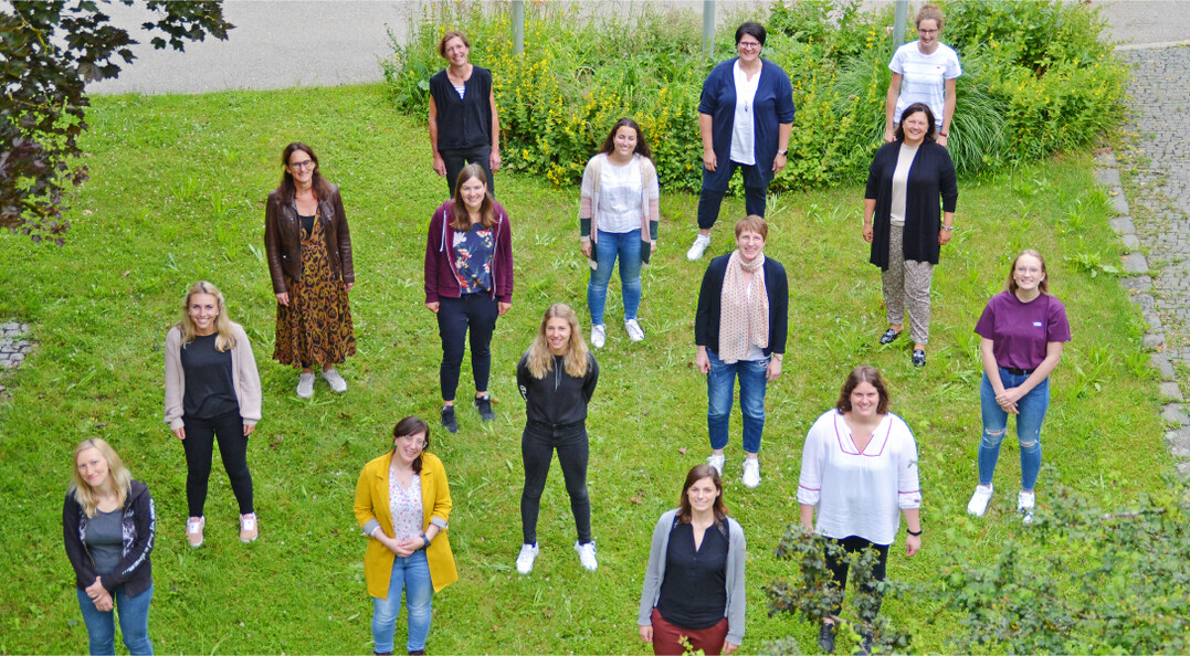 Staatlich gepr�fte Wirtschafterinnen f�r Hauswirtschaft (v. l.): Christine Breitinger, Rahel Horb, Johanna Ke�ler, Natascha Pollak, Hanna Mack, Renate L�ngst, Maren Gotter, Janette Stengel,�Katharina J�rg, Andrea Siegel, Monika Bopp, Sophia Bogdan, Bettina Daiber, Myriam Schmid und Anna Herde.