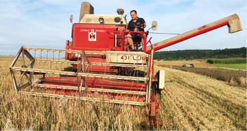 Die Kurzform zur Einstellung bei Dinkel: Dreschwerk und Wind wie Weizen, Siebe weit auf.�