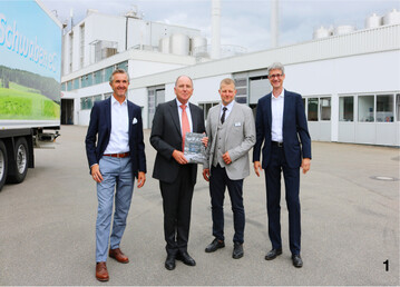 Stolz auf die Chronik mit dem Titel 100 Jahre Leidenschaft f�r Milch frisch aus der Druckerpresse sind (v. l.) Gesch�ftsf�hrer Karl Laible, Ehrenvorstand Jakob Ramm, Joachim Keller, Vorstandvorsitzender und Gesch�ftsf�hrer Dr. Johann Meier.