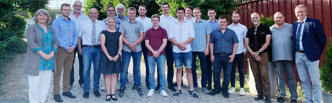 Die Absolventinnen und Absolventen der landwirtschaftlichen Berufsschule mit ihren Lehrerinnen und Lehrern.