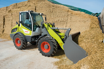Mit dem Torion 530 mit 46 PS f�hrt Claas ein neues Einstiegsmodell in der Klasse kompakter knickgelenkter Radlader f�r die Landwirtschaft ein.
