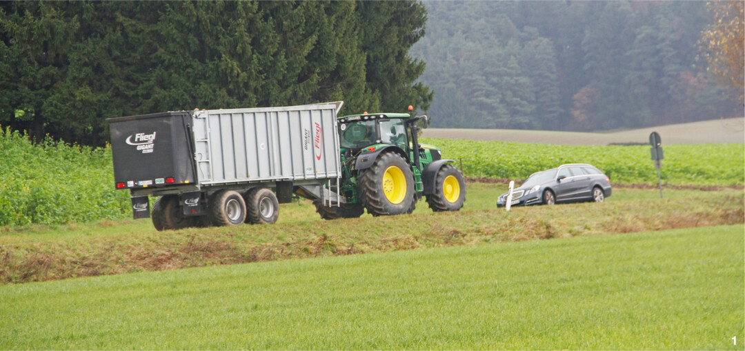 Auf Landstra�en wird es oft eng, wenn sich Landmaschinen und andere Verkehrsteilnehmer begegnen.