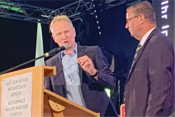 Hubert Kucher, Vorsitzender im Bauernverband Ostalb-Heidenheim, und der baden-w�rttembergische Landwirtschaftsminister Peter Hauk (r.). Foto: Weik/Landesbauernverband