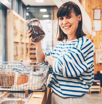 Am ehesten für Lebensmittel Nachhaltige Produkte sind zwar gut für die Umwelt, kosten in der Regel aber auch mehr als konventionelle Massenware. Dass wollen sich viele Verbraucherinnen und Verbraucher nicht leisten, wie eine aktuelle Erhebung der Statista Consumer Insights zeigt. Am ehesten darf Nachhaltigkeit noch beim alltäglichen Einkauf kosten. Aber auch hier sind nicht mehr als 38 Prozent der knapp 1000 Befragten bereit, für umweltfreundlicher Lebensmittel und Getränke mehr auszugeben. Ähnlich sieht es bei anderen Versorgungsgütern wie Wasch-, Putz- und Reinigungsmittel oder Kosmetik und Körperpflege. Auch bei Kleidung ist Nachhaltigkeit fast einem Drittel der Teilnehmer so wichtig, dass höhere Preise in Kauf genommen werden. Dagegen ist die Mehrausgabebereitschaft bei Möbeln oder Unterhaltungselektronik deutlich weniger ausgeprägt. Statista