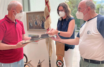 Einrichtungsleiterin Jasmin Schaal begutachtet mit Walter Ott (links) und Hauke Petersen von der Geschichtswerkstatt die Exponate im Seniorenheim.