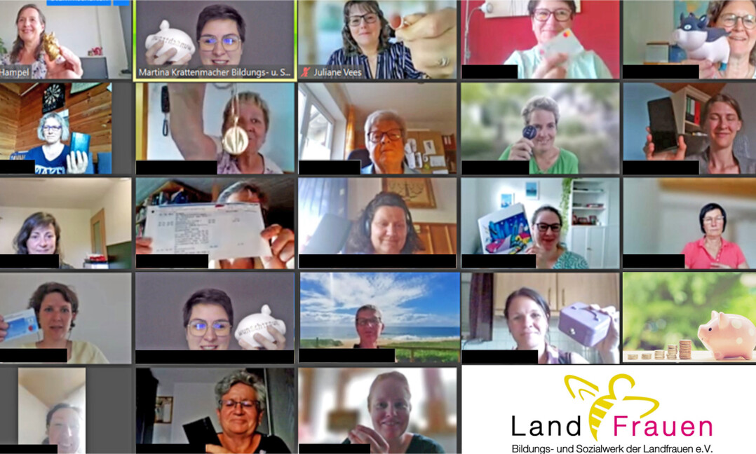 M�nzen, Kontoausz�ge, EC-Karten und auch ein Sparschwein hielten die Teilnehmerinnen in die H�he, als es darum ging, einen Gegenstand zu zeigen, den sie mit Geld in Verbindung bringen.�