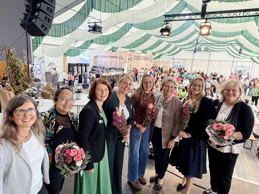 Bäuerinnentag auf dem LWH (v. l.): Vizepräsidentin Ursula Klemens, Moderatorin Christine Binder, Landfrauen-Präsidentin Karin Rau; Judith Krauß, Unternehmerin; Sophie Stier, Unternehmerin; Vizepräsidentin Renate Wolf; Ann-Sophie Rukwied, angehende Unternehmerin, und Christine Reitelshöfer, Vizepräsidentin im Deutschen LandFrauenverband.