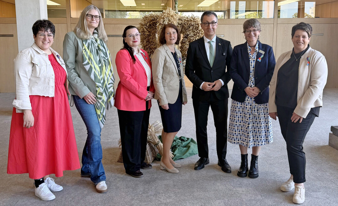 Im Gespräch mit Ministerpräsident Cem Özdemir (v. l.): Martina Krattenmacher, Brigitta Klemmer, Christiane Wangler, Karin Rau, Petra Fetzer und Christa Fuchs.