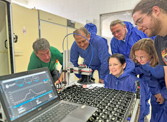 Ministerin Silke Gorißen informierte sich über das hochmoderne Verfahren zur In-ovo-Geschlechtsbestimmung in der Brüterei Gut Averfeld im Münsterland.
