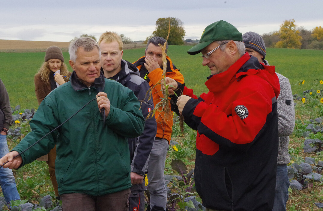 Dietmar N�ser vom Beratungsb�ro Gr�ne Br�cke und Friedrich Wenz von der Wenz Acedemy erkl�rten, wie man das Bodenleben auf Vordermann bringt.