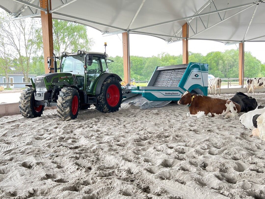 Der BeddingCleaner der Hanskamp AgroTech BV ist ein innovatives Konzept zur Entfernung von Kot aus Freilauf- und Einstreuställen, das in Freilaufställen mit organischen oder auch anorganischen Einstreumaterialien, wie beispielsweise Sand eingesetzt werden kann.