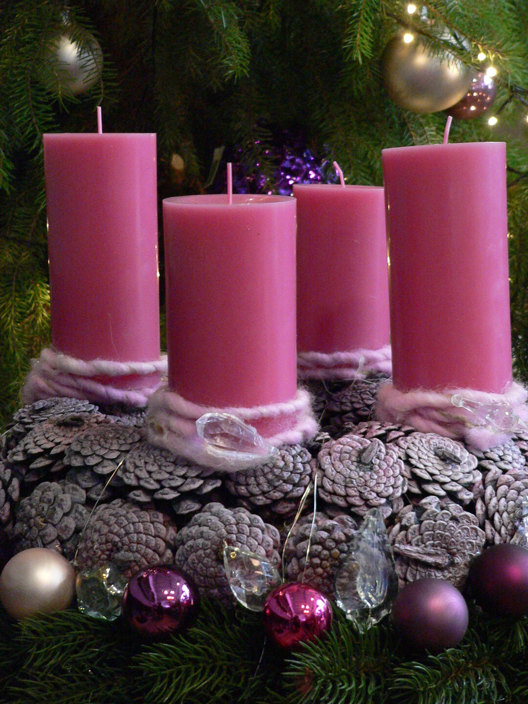 Der klassische Adventskranz aus Tannenzweigen und Zapfen wird durch die eleganten pinkfarbenen Kerzen in RAL-Qualit�t und wenigen, ausgesuchten Accessoires zu einem einzigartigen Ensemble.