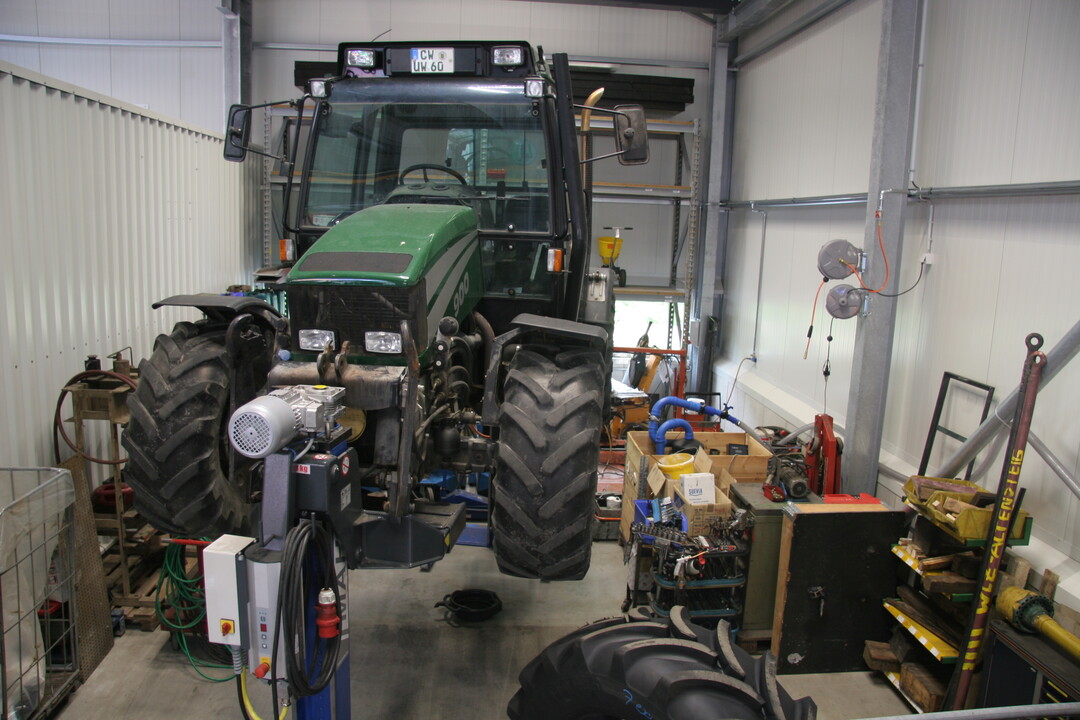 Reparieren ohne Grube: die Fahrzeuge werden angehoben.