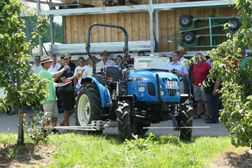 Statt teurer selbst fahrender Arbeitsb�hne erf�llt auch ein mit einer Selbstfahreinrichtung ausgestatteter Schlepper seinen Zweck. 