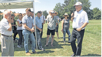 Einen Versuch mit verschiedenen Phosphatd�ngern stellte Dr. Michael Diepolder (r.) von der LfL Bayern beim Allg�uer Gr�nlandtag vor. Sein Fazit: P-Gaben sind ertragswirksam und verbessern die Futterqualit�t, doch eine D�ngung auf Entzug gen�gt, auch auf schlecht versorgen B�den.