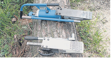 Der hydraulische (oben) und mechanische F�llkeil erleichtern die Keilarbeit ma�geblich.