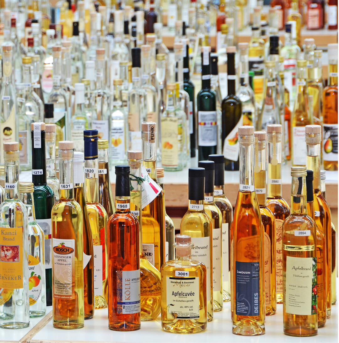 Alle zwei Jahre findet die Pr�mierung der Kleinbrenner aus Nord- und S�d-W�rttemberg statt. In diesem Jahr wurden mehr als 2000 Proben angestellt. Ein Viertel davon wurde mit Gold pr�miert. Das spricht f�r die Qualit�t dieser Spezialit�ten. Mehr dazu lesen Sie auf der Seite 39.