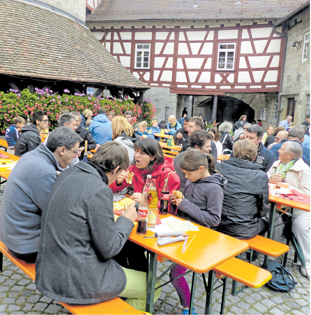bild der woche Die Saison auf Burg Reichenberg bei Oppenweiler (Rems-Murr-Kreis) l�uft bereits auf Hochtouren: Das Burgcaf� ist am kommenden Sonntag (31. Juli), am 28. August und am 18. September ge�ffnet. Bei Burgf�hrungen bekommen die Besucher Ein- und Ausblicke in Wehrgang, Bergfried, Kapelle und Kerker. Auch erfahren die G�ste etwas �ber das Wohnheim f�r Menschen mit Behinderungen der Paulinenpflege Winnenden, das in den Burgmauern beherbergt ist. Mehr Infos unter www.paulinenpflege.de.